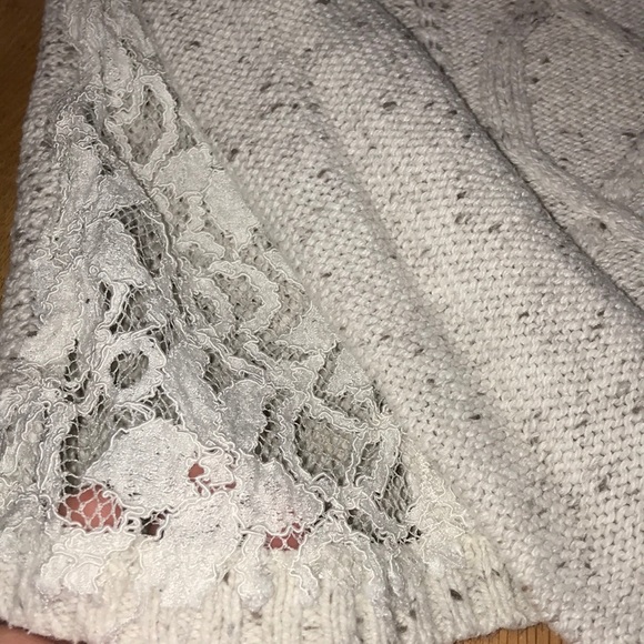 Light grey and lace Holister sweater - Picture 2 of 5